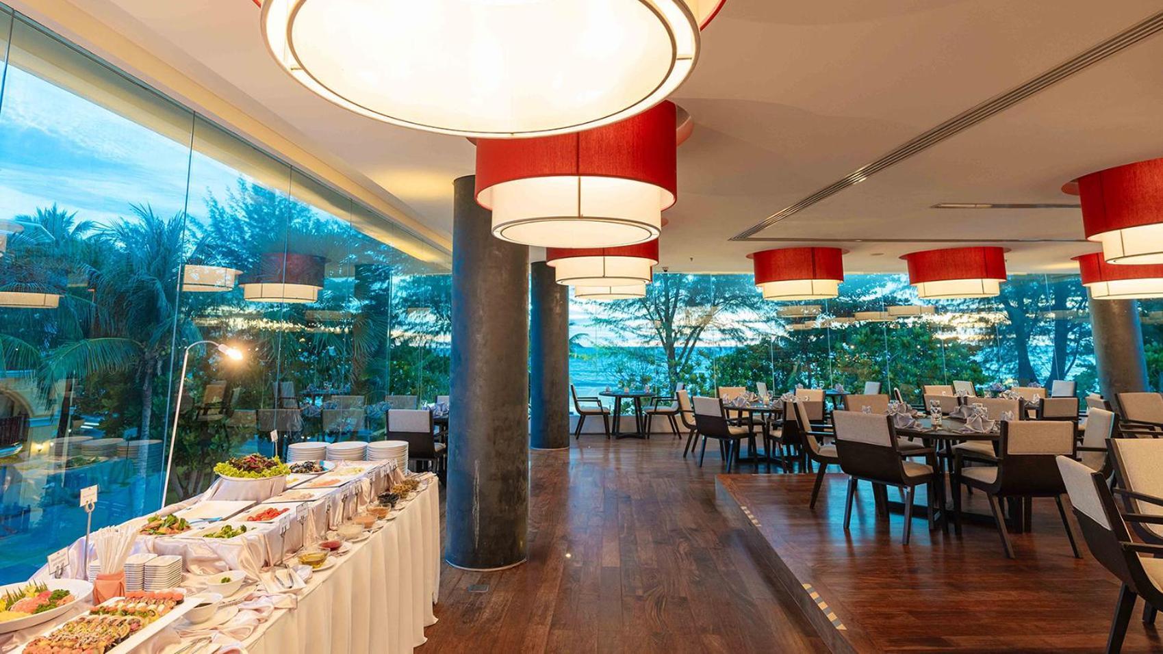 Phuket Graceland Resort And Spa Patong Esterno foto The restaurant