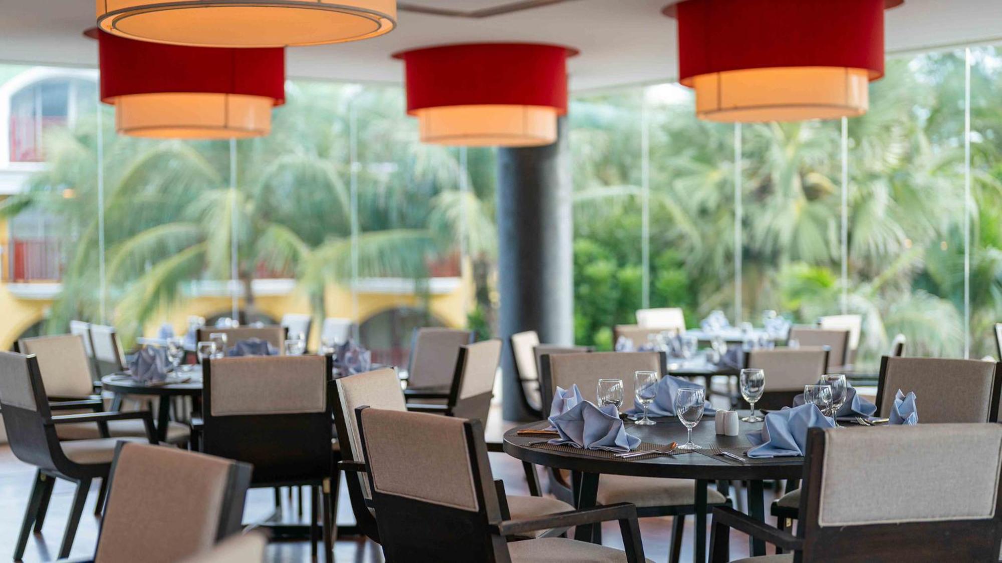 Phuket Graceland Resort And Spa Patong Esterno foto The restaurant