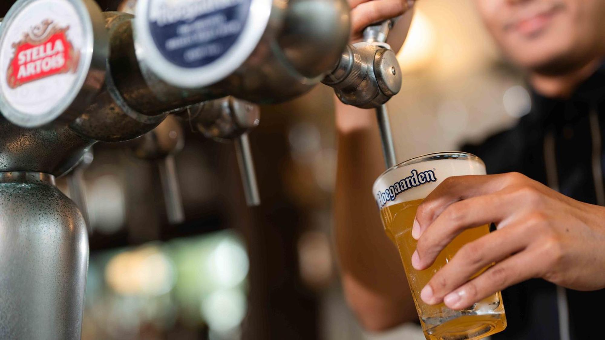 Phuket Graceland Resort And Spa Patong Esterno foto Hoegaarden being poured