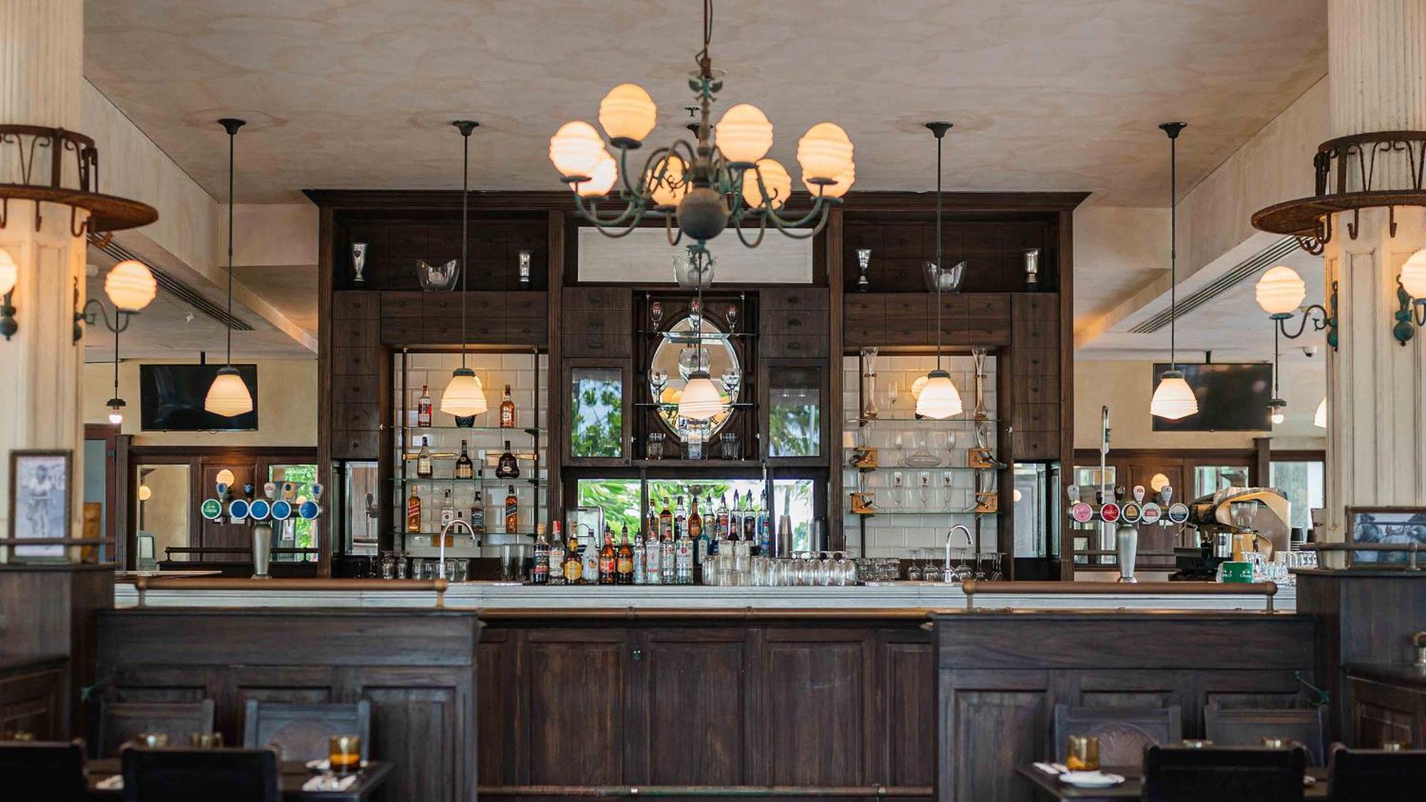 Phuket Graceland Resort And Spa Patong Esterno foto The bar at the restaurant