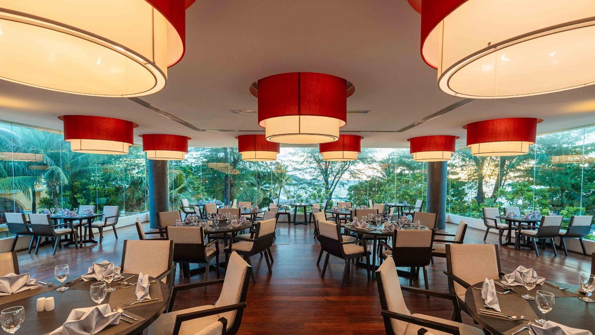 Phuket Graceland Resort And Spa Patong Esterno foto The restaurant