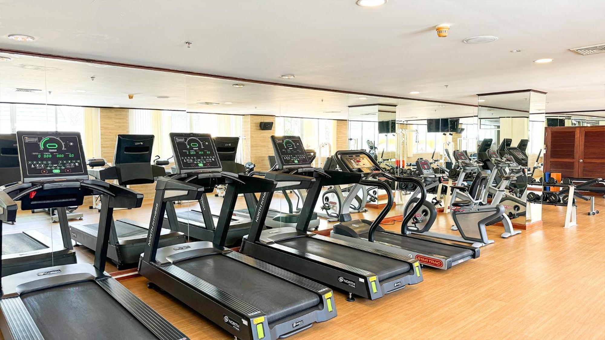 Phuket Graceland Resort And Spa Patong Esterno foto The gym at the hotel