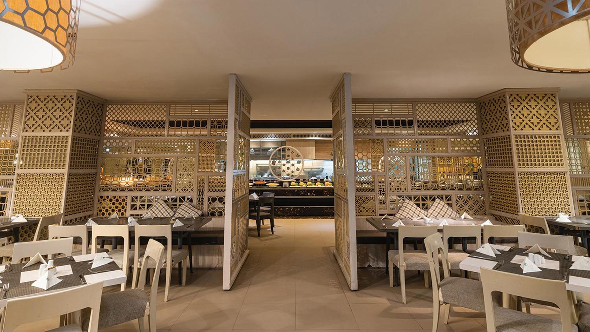 Phuket Graceland Resort And Spa Patong Esterno foto The interior of the restaurant