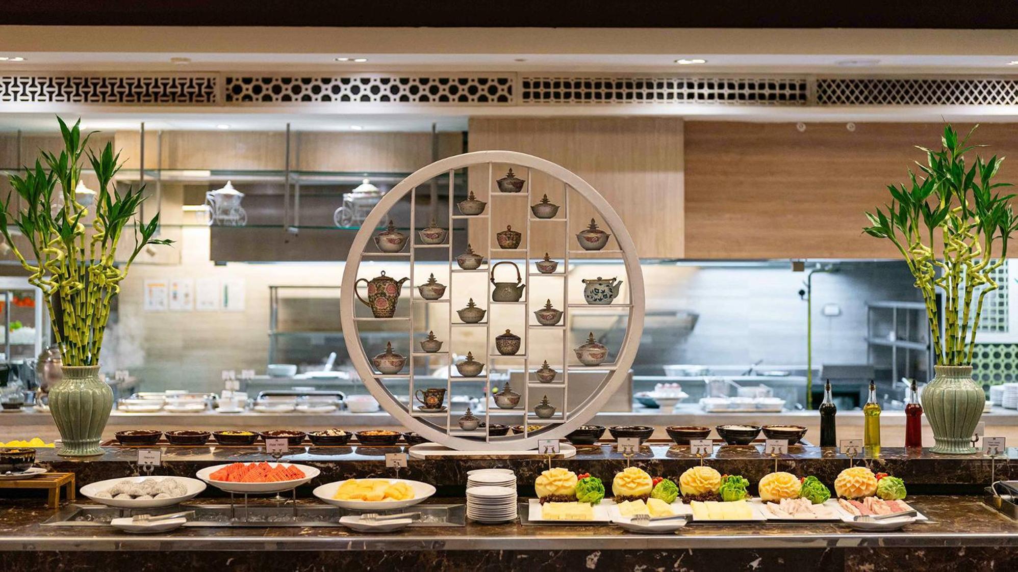 Phuket Graceland Resort And Spa Patong Esterno foto The buffet at the restaurant