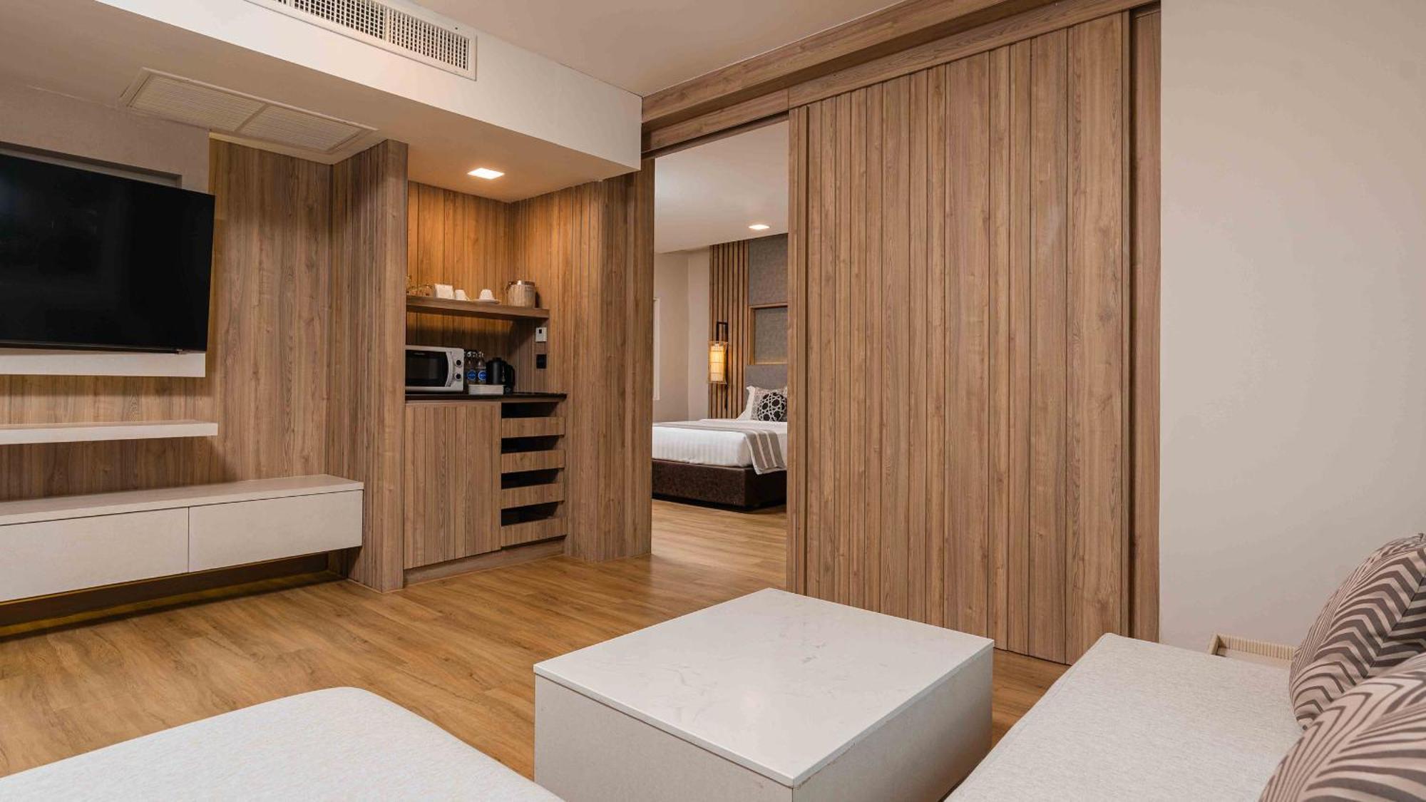 Phuket Graceland Resort And Spa Patong Esterno foto Deluxe Family Room