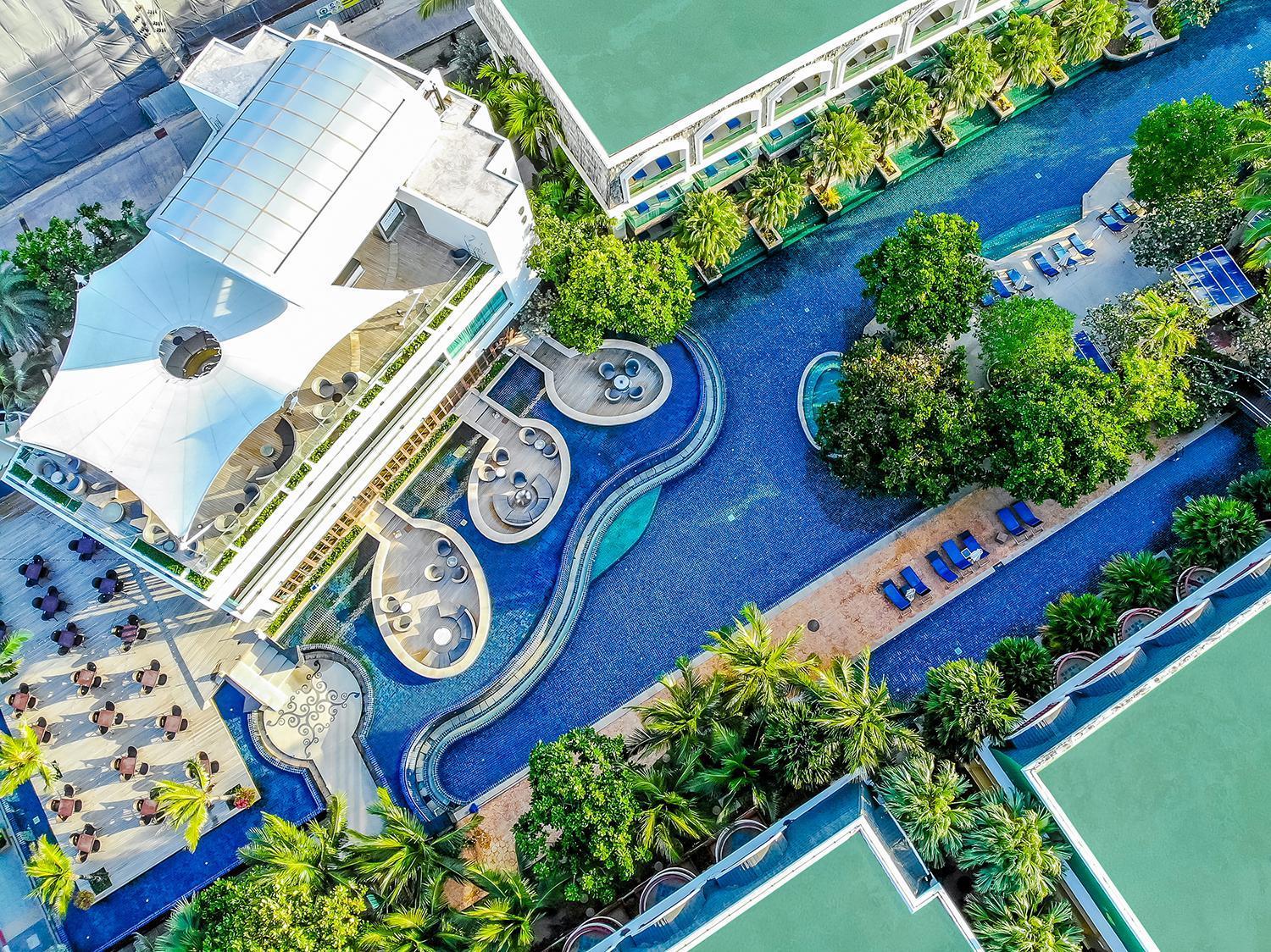 Phuket Graceland Resort And Spa Patong Esterno foto Aerial view of the pool