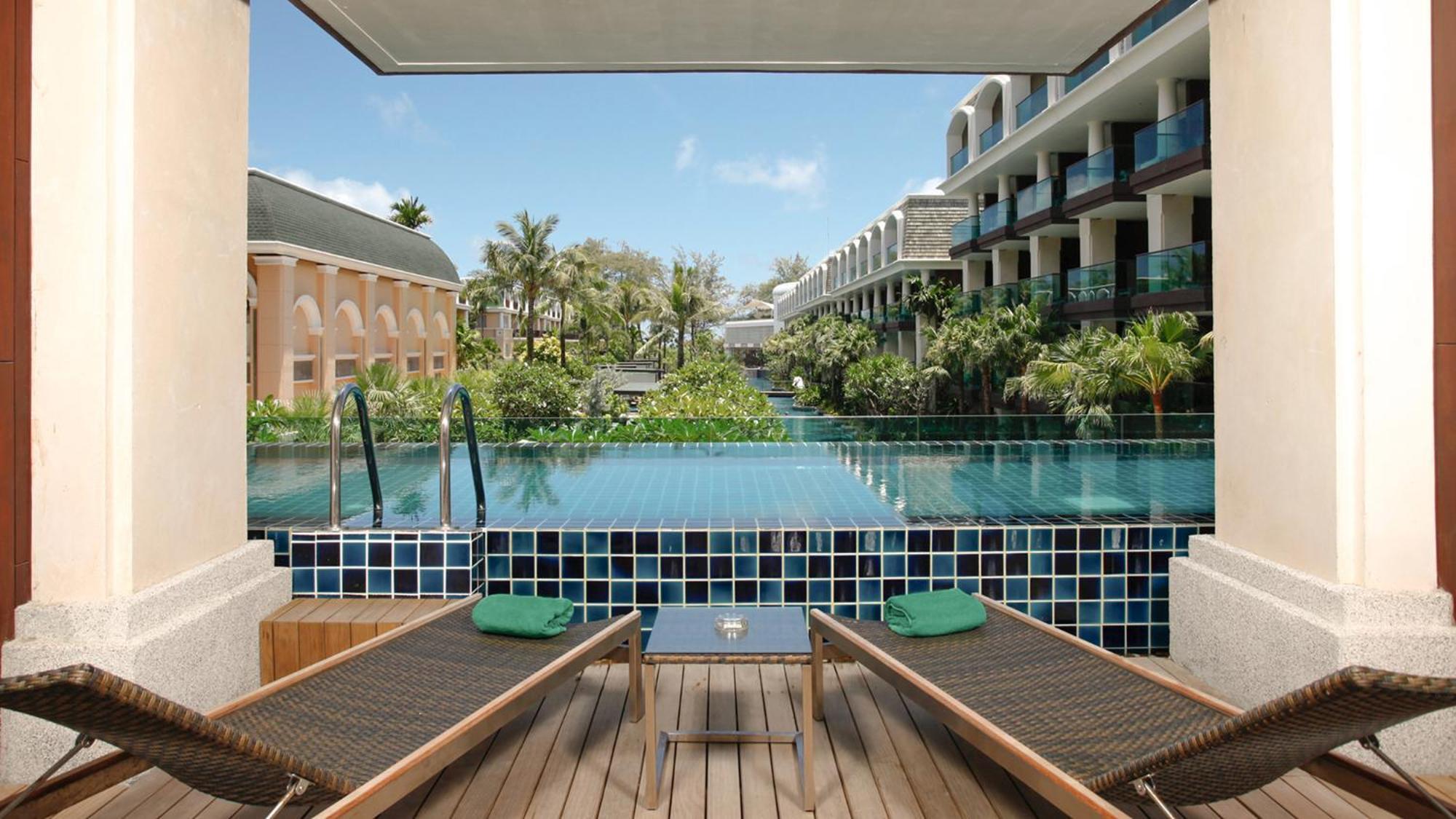 Phuket Graceland Resort And Spa Patong Esterno foto The pool at the hotel