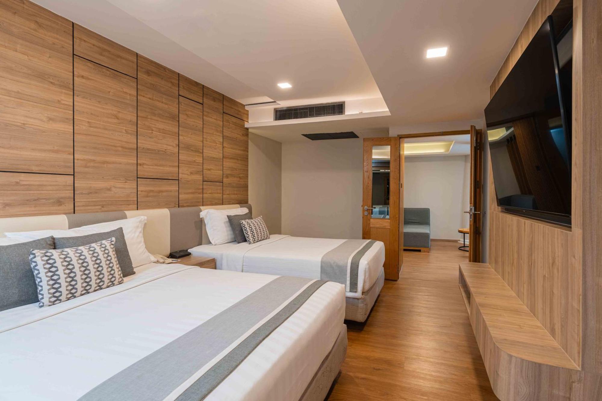 Phuket Graceland Resort And Spa Patong Esterno foto Deluxe Family Room