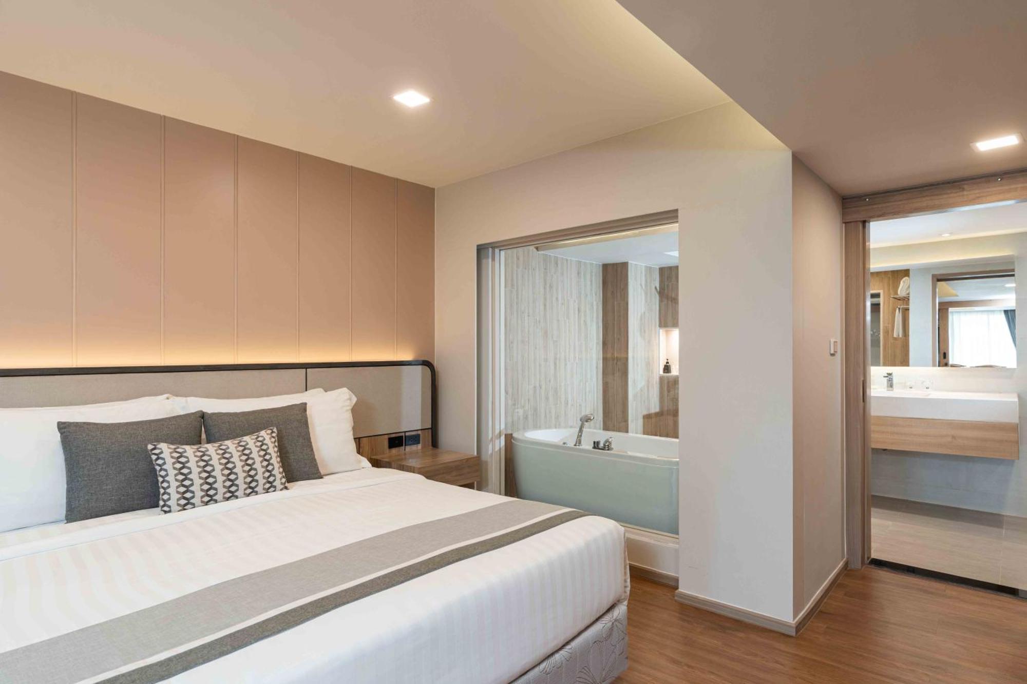 Phuket Graceland Resort And Spa Patong Esterno foto Deluxe Room